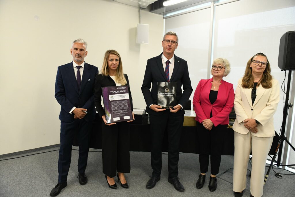 Pan Dyrektor i Pani Wice Dyrektor prezentują otrzymane wyróżnienia