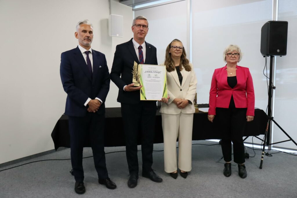 Pan Dyrektor prezentuje otrzymane nagrody