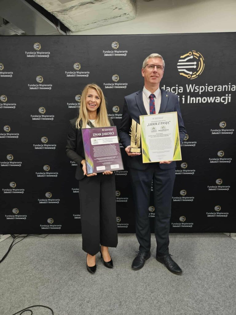 Pan Dyrektor i Pani Wice Dyrektor prezentują otrzymane nagrody