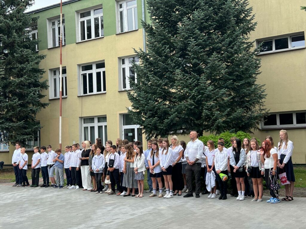 Uczniowie, rodzice i nauczyciele podczas apelu