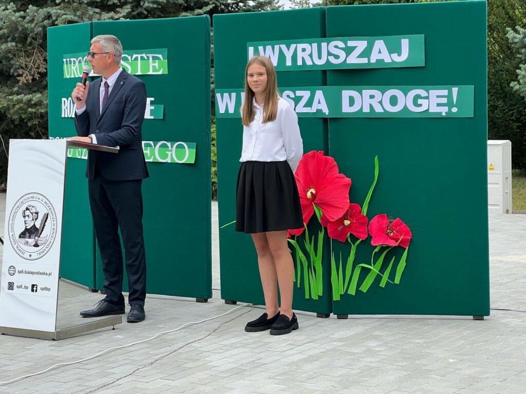 Dyrektor zabiera głos podczas akademii