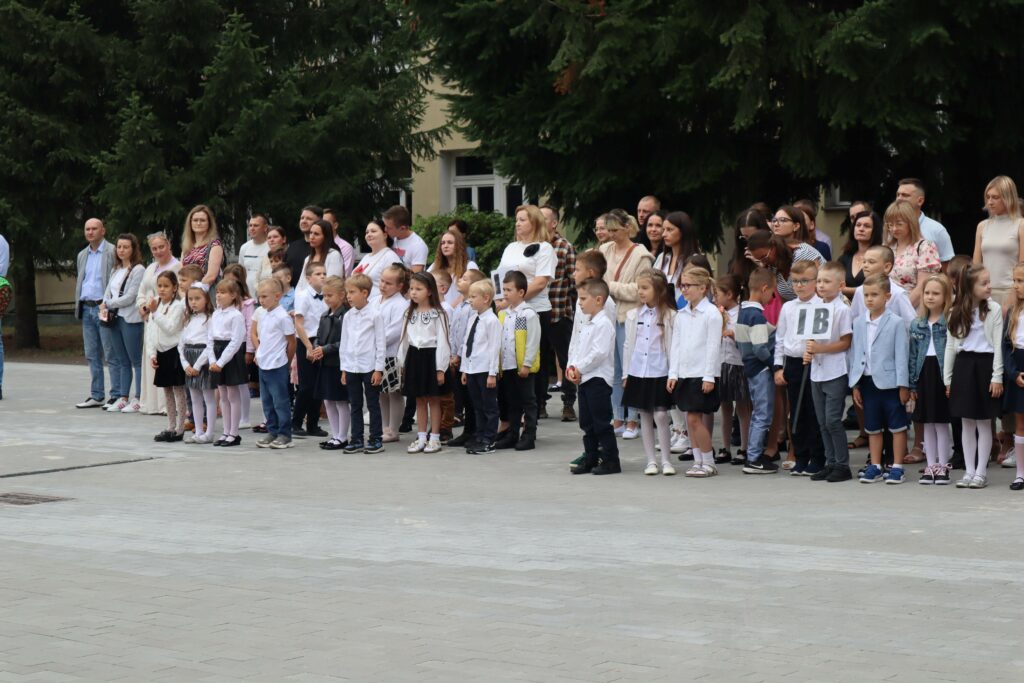 Uczniowie, rodzice i nauczyciele podczas apelu 2