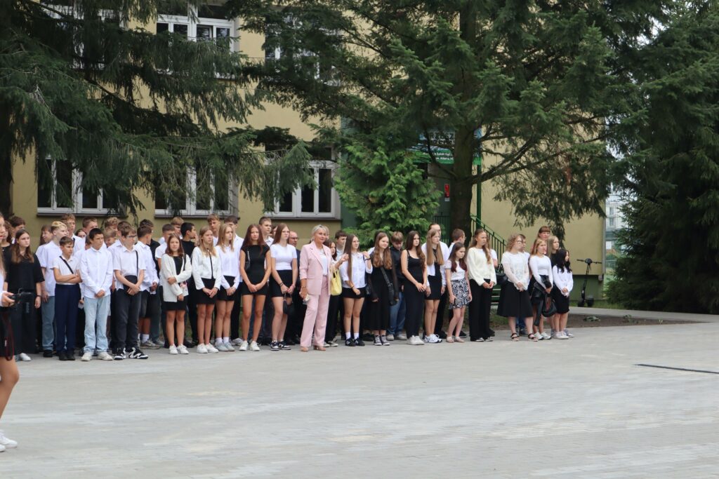 Uczniowie, rodzice i nauczyciele podczas apelu 5