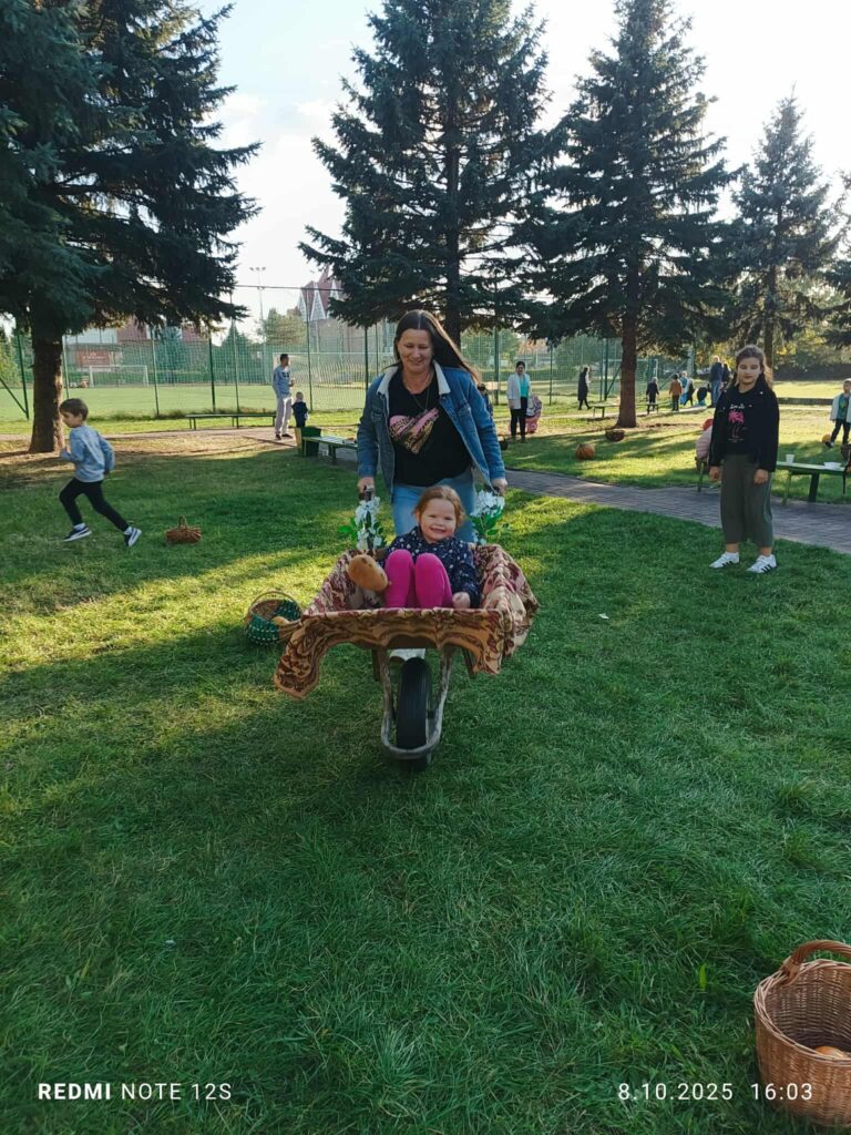 Rodzice wożą dzieci.