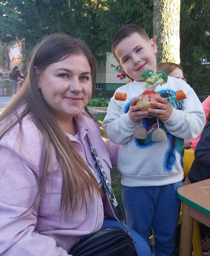 Wspólna praca w tworzeniu warzywnych postaci.