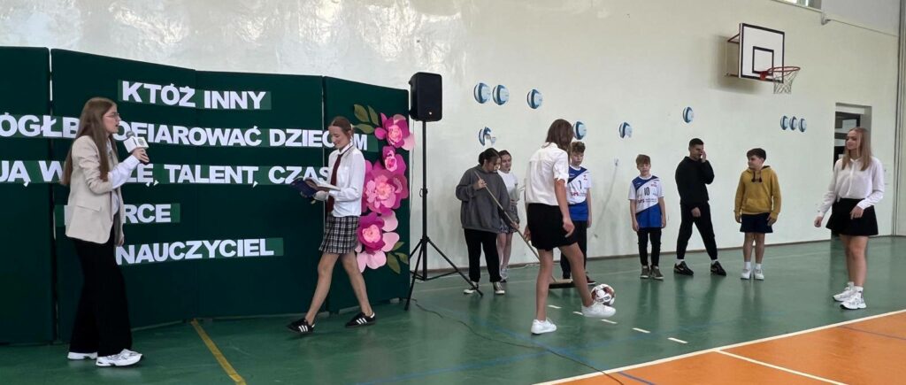 Uczniowie w trakcie występu 2