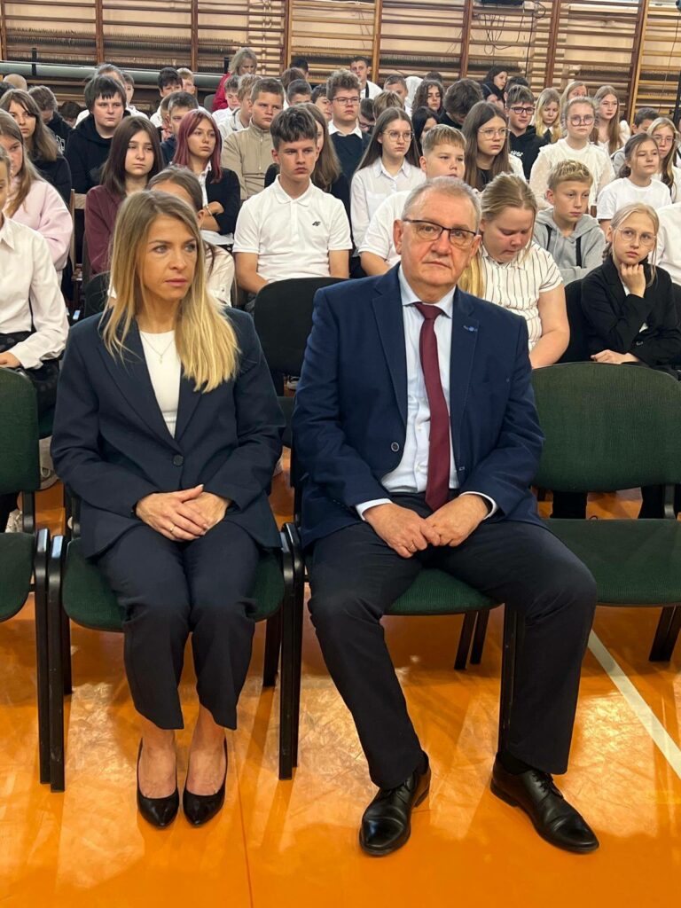 Wicedyrektorzy oraz uczniowie szkoły