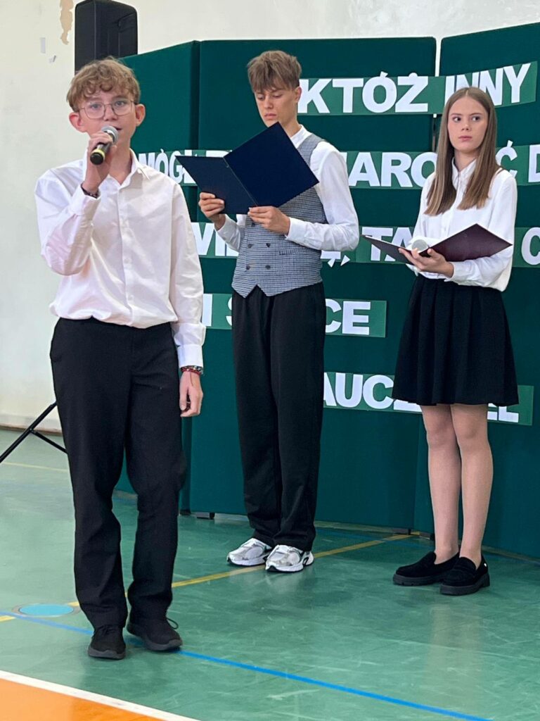 Uczeń śpiewający piosenkę
