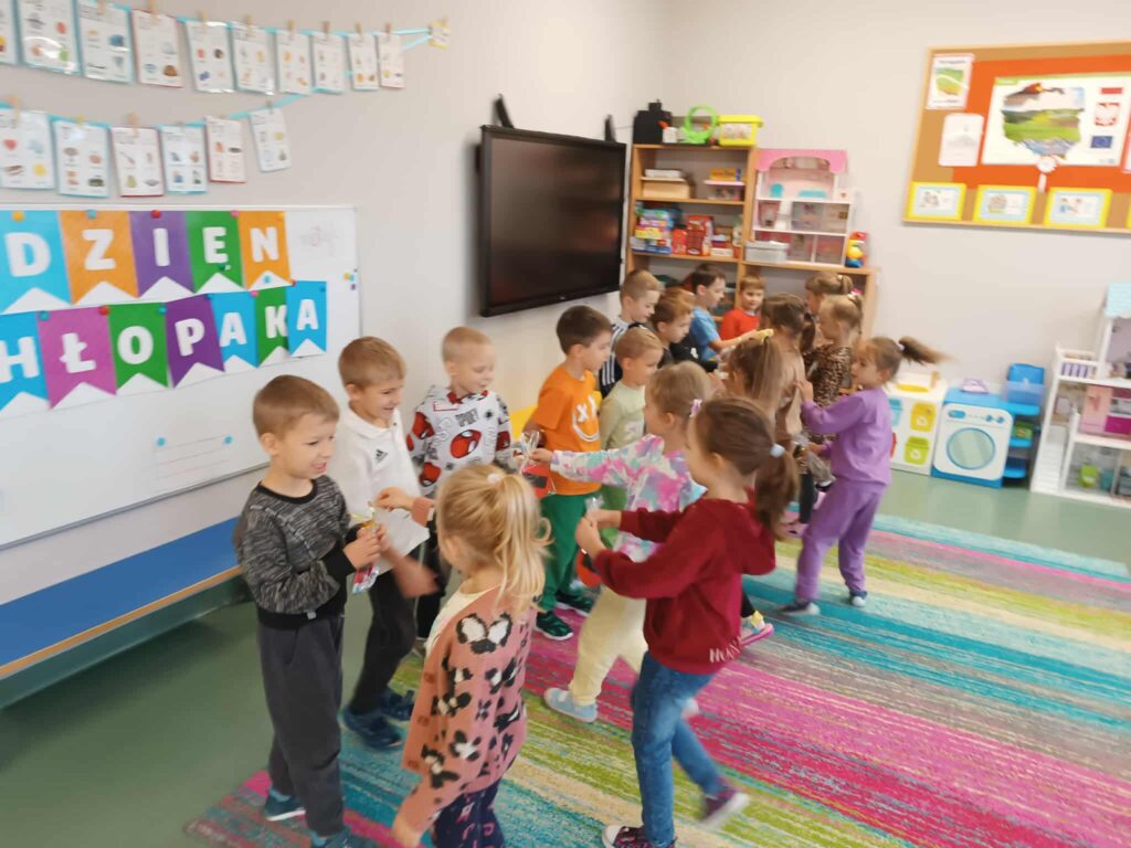 Dziewczynki wręczają upominiki 2.