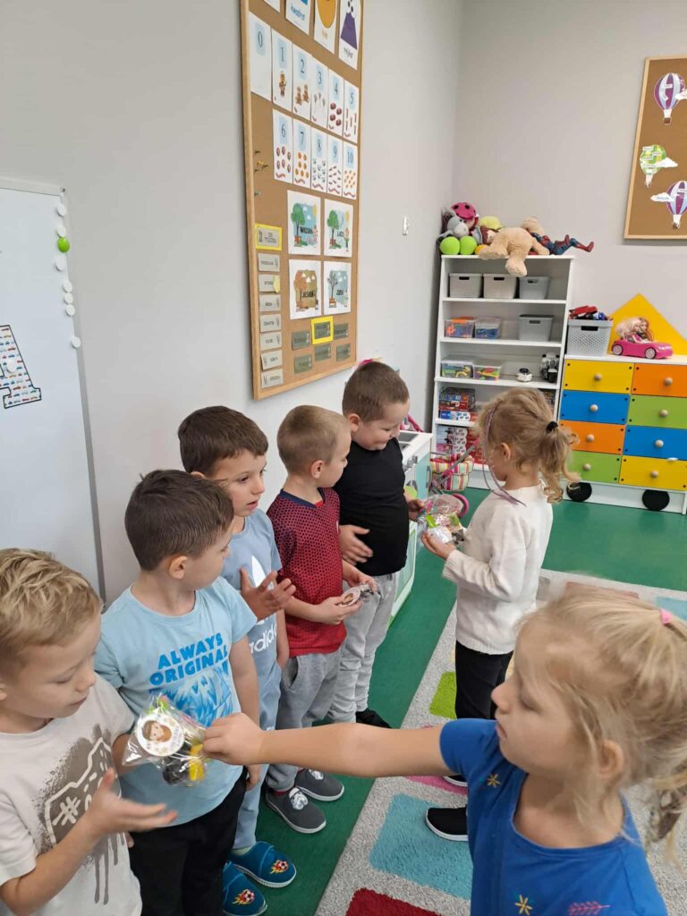 Dziewczynki wręczają upominki.