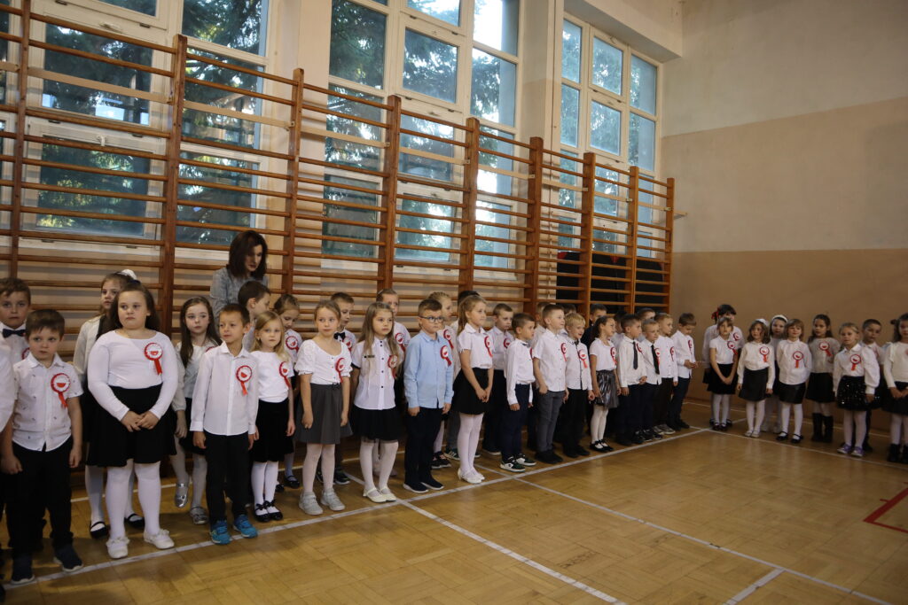 Uczniowie wraz z wychowawcami