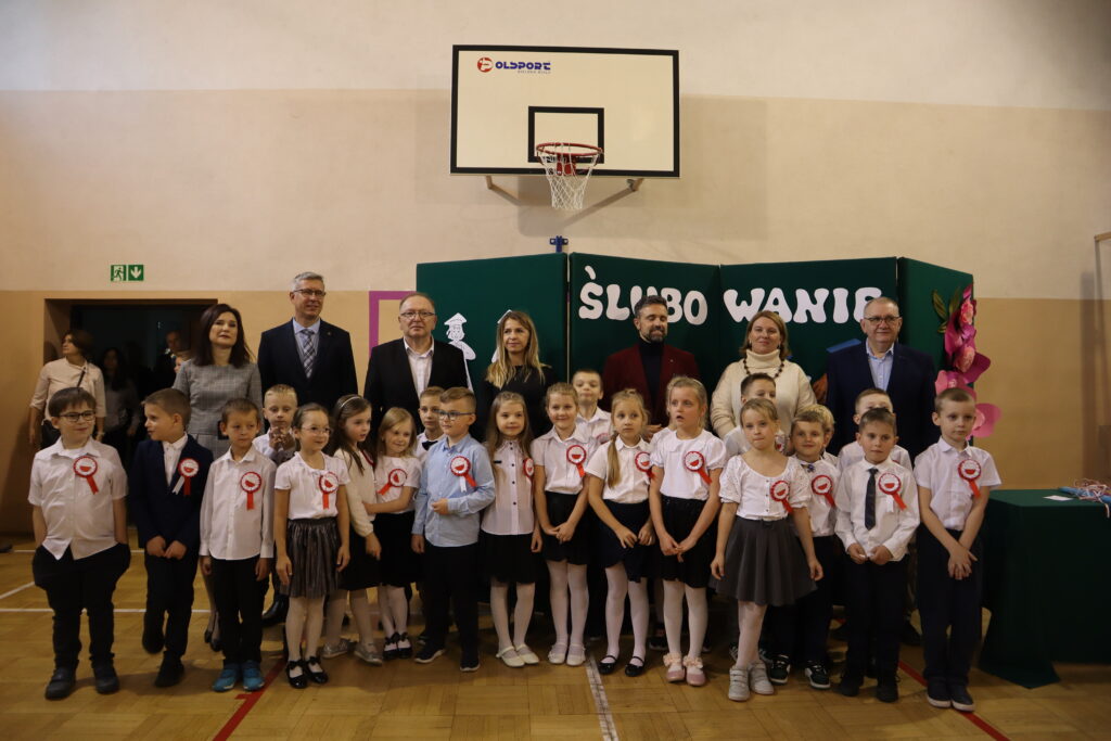 Klasa 1b pozująca do zdjęcia grupowego