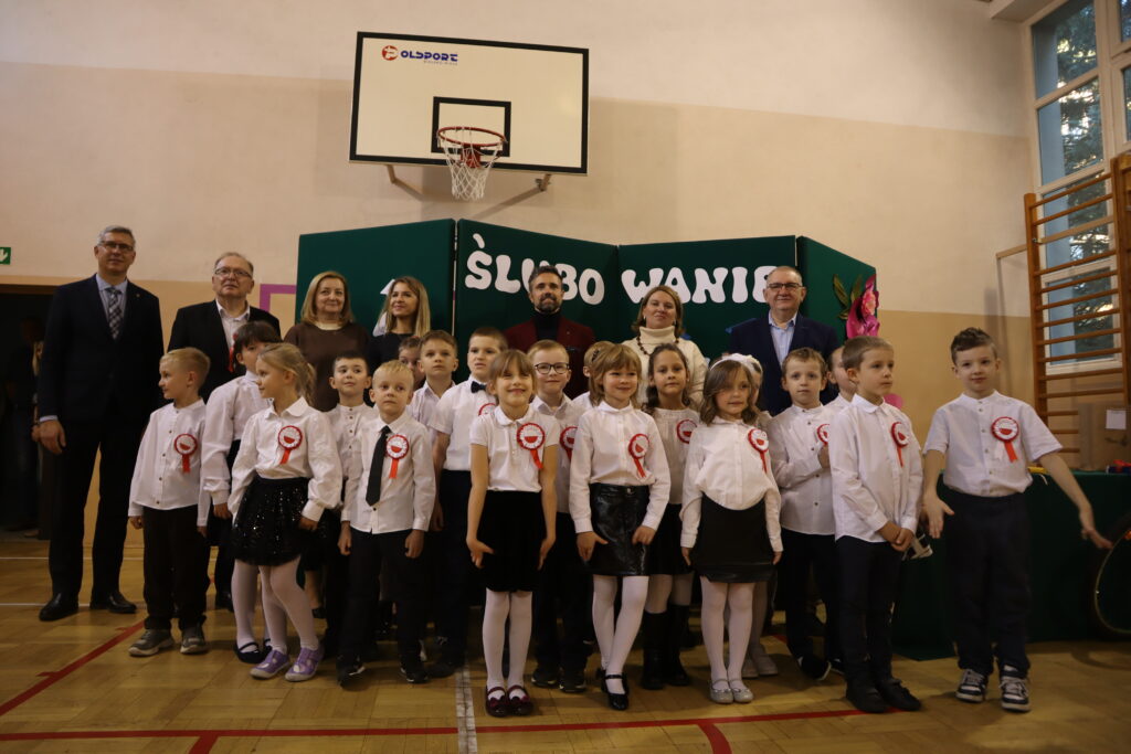 Klasa 1c pozująca do zdjęcia grupowego