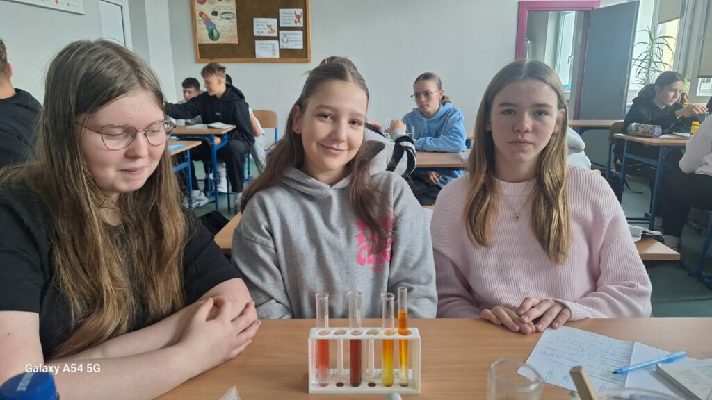 Uczniowie uzyskali kolorowa tęczę z odczynników chemicznych.