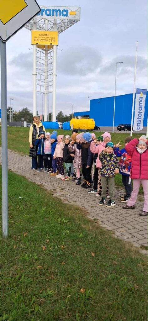 dzieci stoją przed budynkiem