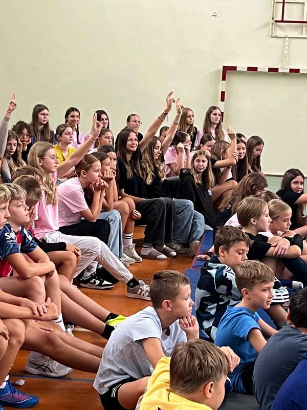 Młodzi siatkarze zadają Ani pytania.