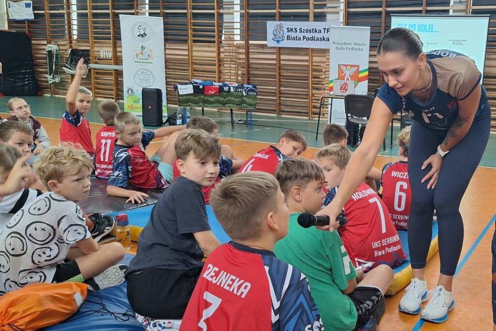 Młodzi siatkarze zadają Ani pytania.