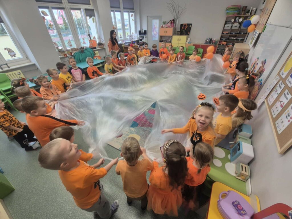 Zabawa - podrzuć dynie. 