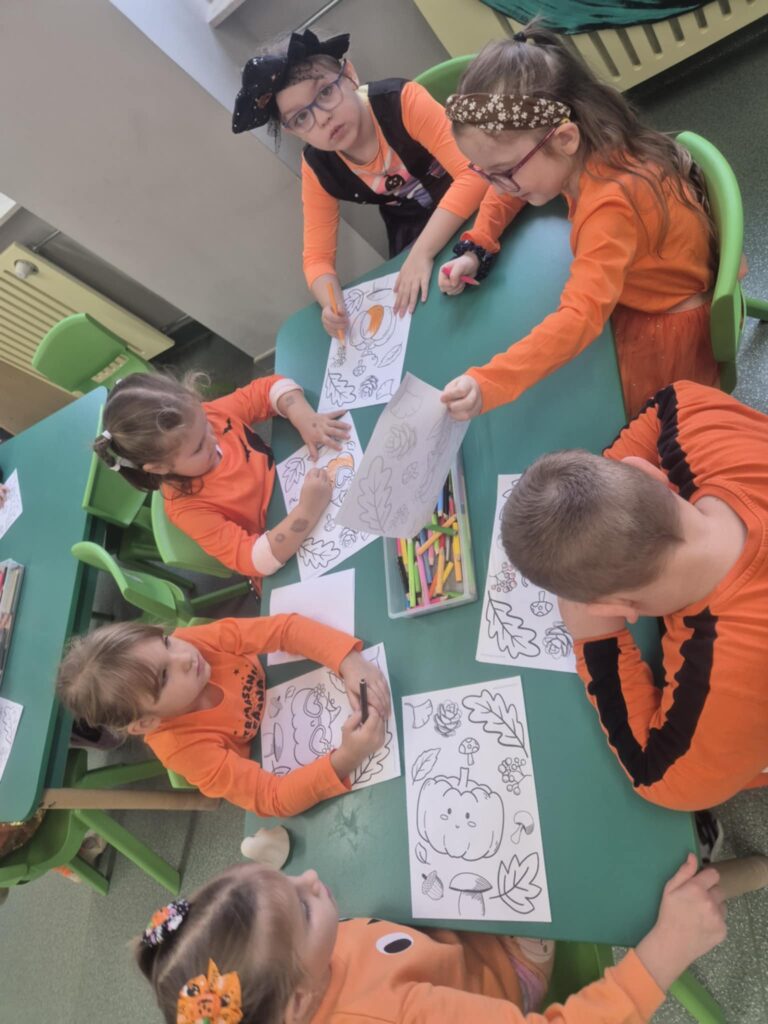 Jagódki wykonują prace dyniową. 