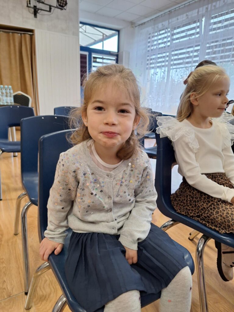 Michasia w oczekiwaniu na występ.