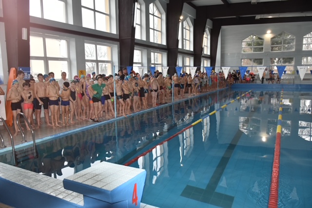 Reprezentacja pływaków naszej szkoły na zawodach.