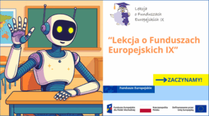 Robot siedzący w ławce szkolnej z podniesioną prawą ręką. W tle stoliki uczniowskie, zielona tablica i fragment mapy