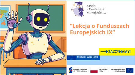Robot siedzący w ławce szkolnej z podniesioną prawą ręką. W tle stoliki uczniowskie, zielona tablica i fragment mapy