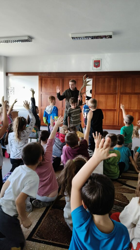 Dzieci zgłaszają się do odpowiedzi 2