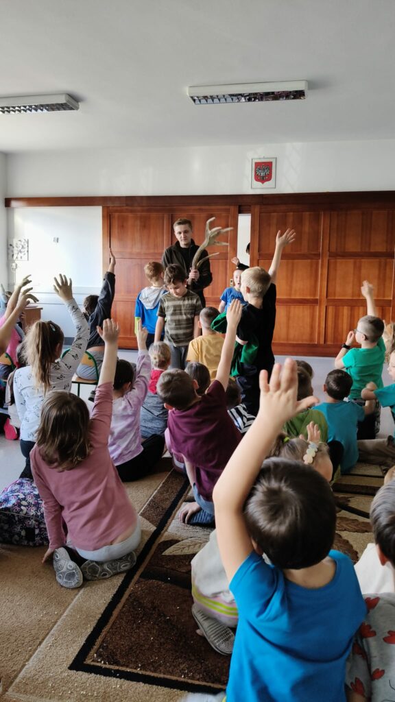 Dzieci zgłaszają się do odpowiedzi