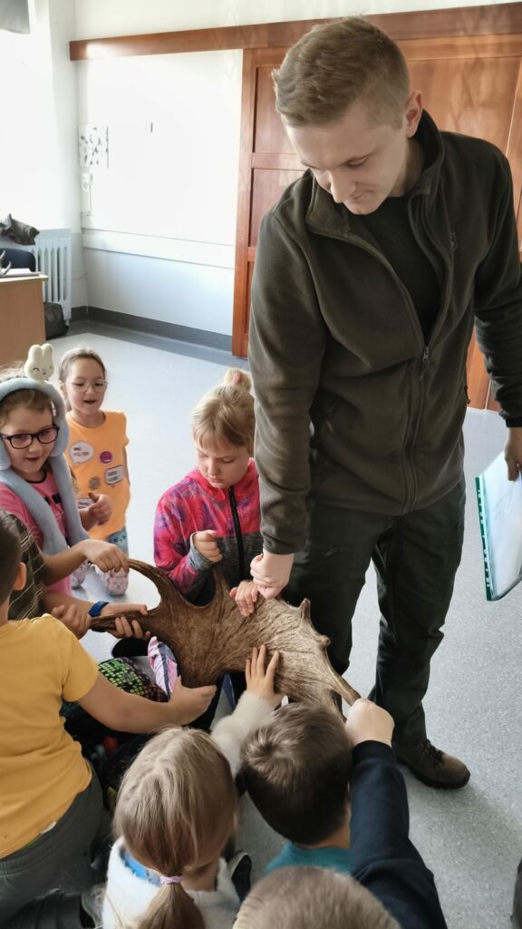 Dzieci oglądają poroże