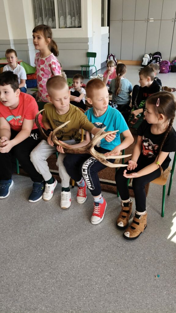 Dzieci oglądają poroże 3