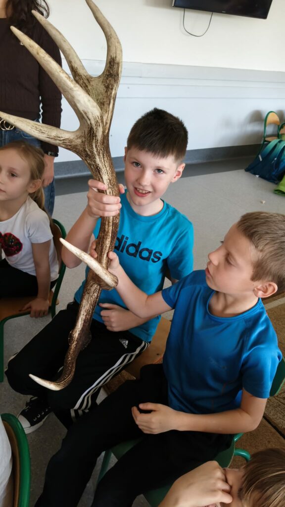 Chłopcy prezentują poroże