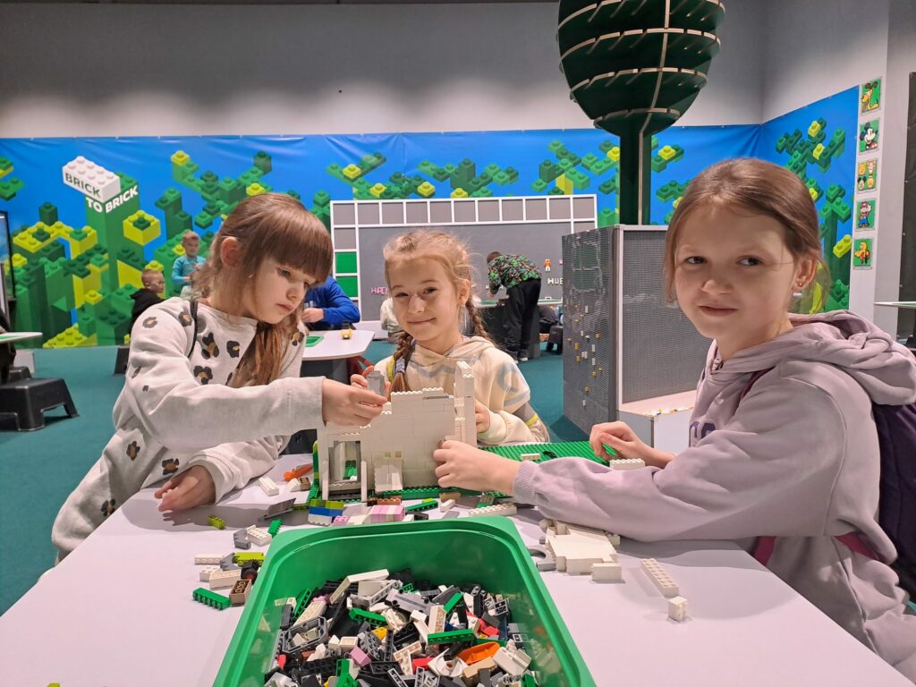 Uczennice układają konstrukcję z klocków lego