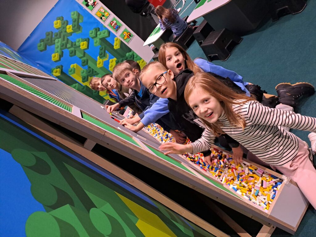 Uczniowie bawią się klockami