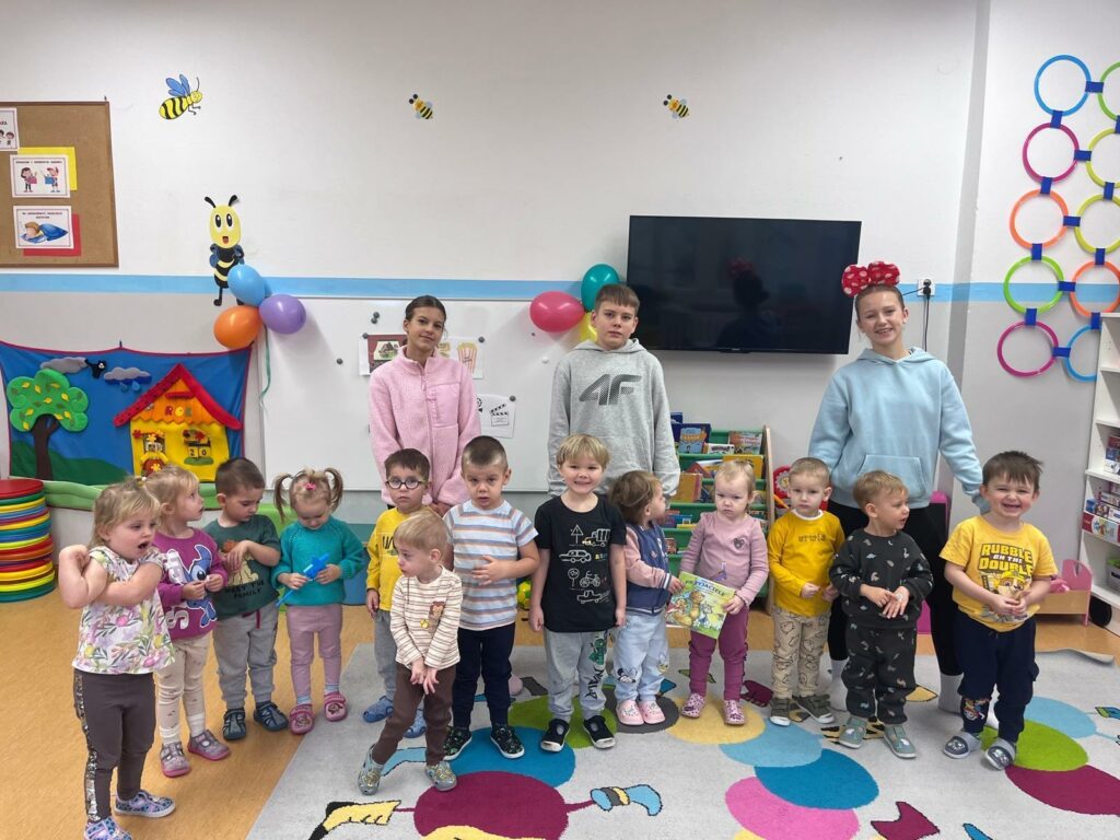 Członkowie Samorządu Uczniowskiego pozują wraz z przedszkolakami 1