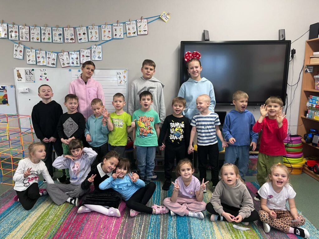 Członkowie Samorządu Uczniowskiego pozują wraz z przedszkolakami 2