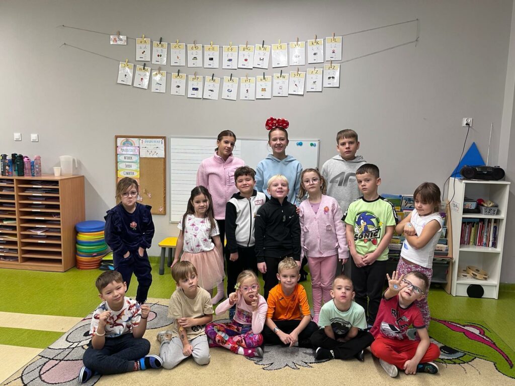 Członkowie Samorządu Uczniowskiego pozują wraz z przedszkolakami 4