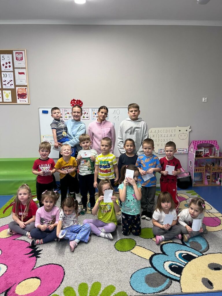 Członkowie Samorządu Uczniowskiego pozują wraz z przedszkolakami 5