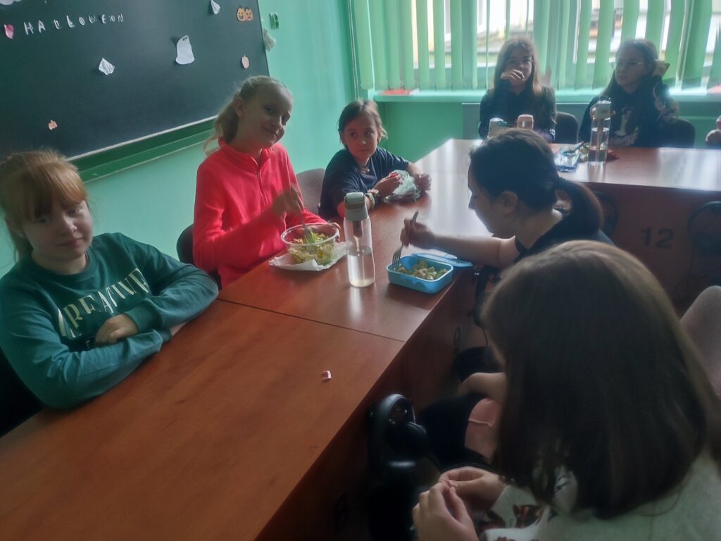 Uczniowie spożywający wspólnie posiłek 5