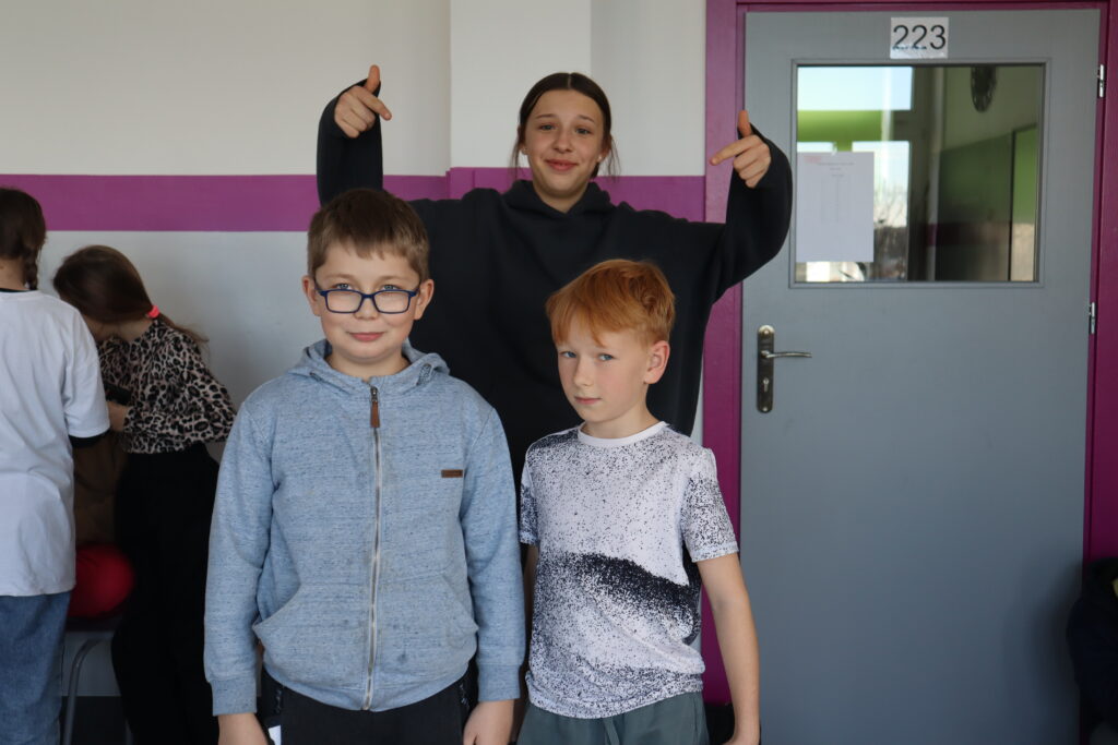 Uczniowie pozujący do zdjęcia z przyjacielem 1