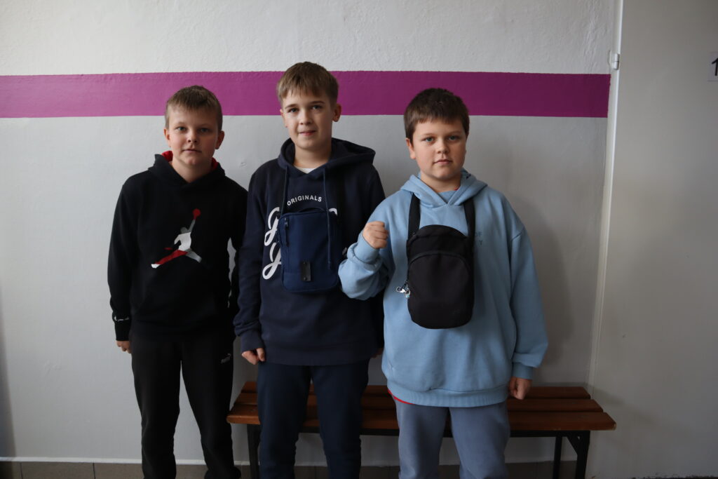 Uczniowie pozujący do zdjęcia z przyjacielem 2