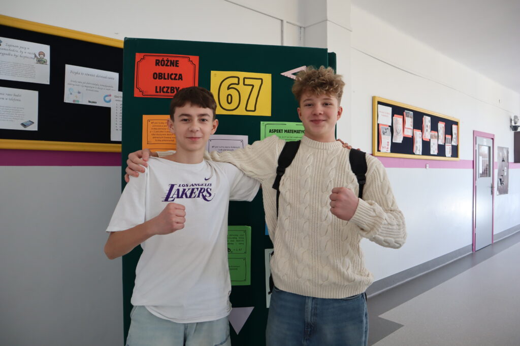 Uczniowie pozujący do zdjęcia z przyjacielem 3