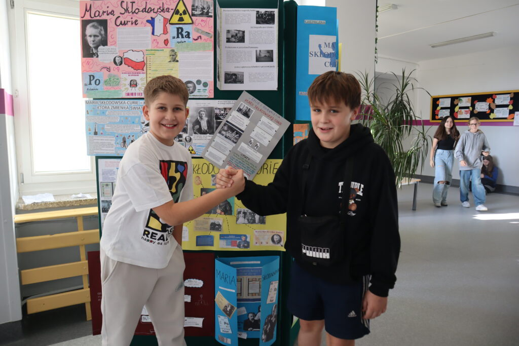 Uczniowie pozujący do zdjęcia z przyjacielem 4