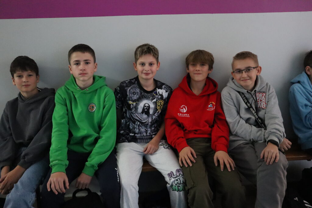 Uczniowie pozujący do zdjęcia z przyjacielem 5