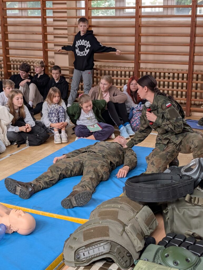Żołnierz sprawdza puls swemu symulującemu koledze