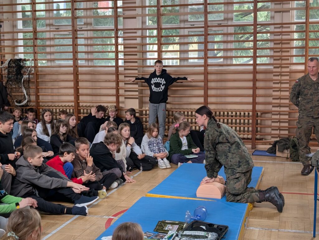 Żołnierz prezentuje fantoma do reanimacji