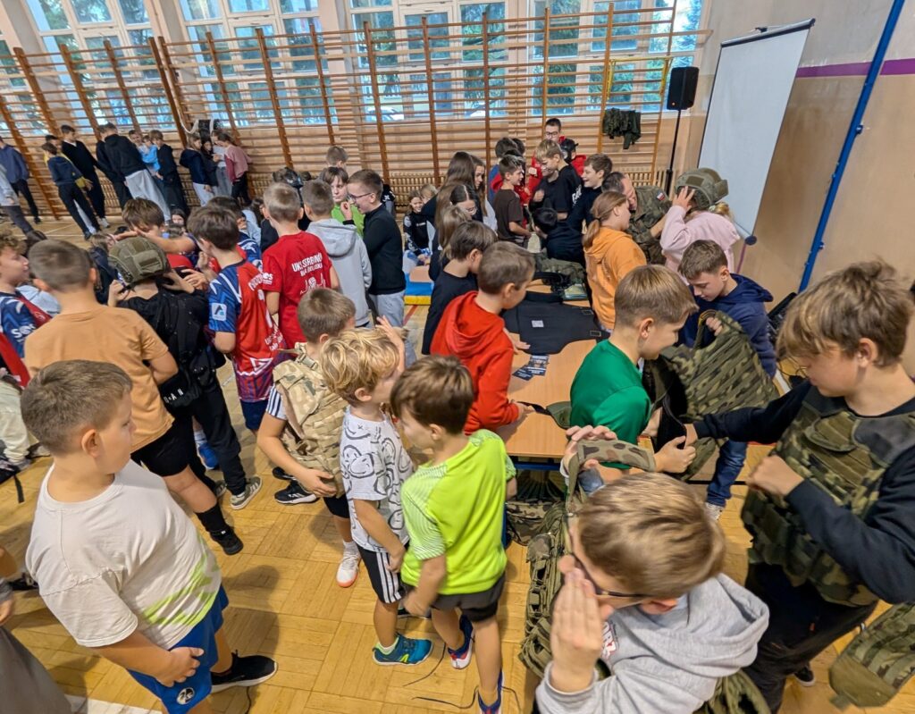 Uczniowie przymierzają sprzęt wojskowy