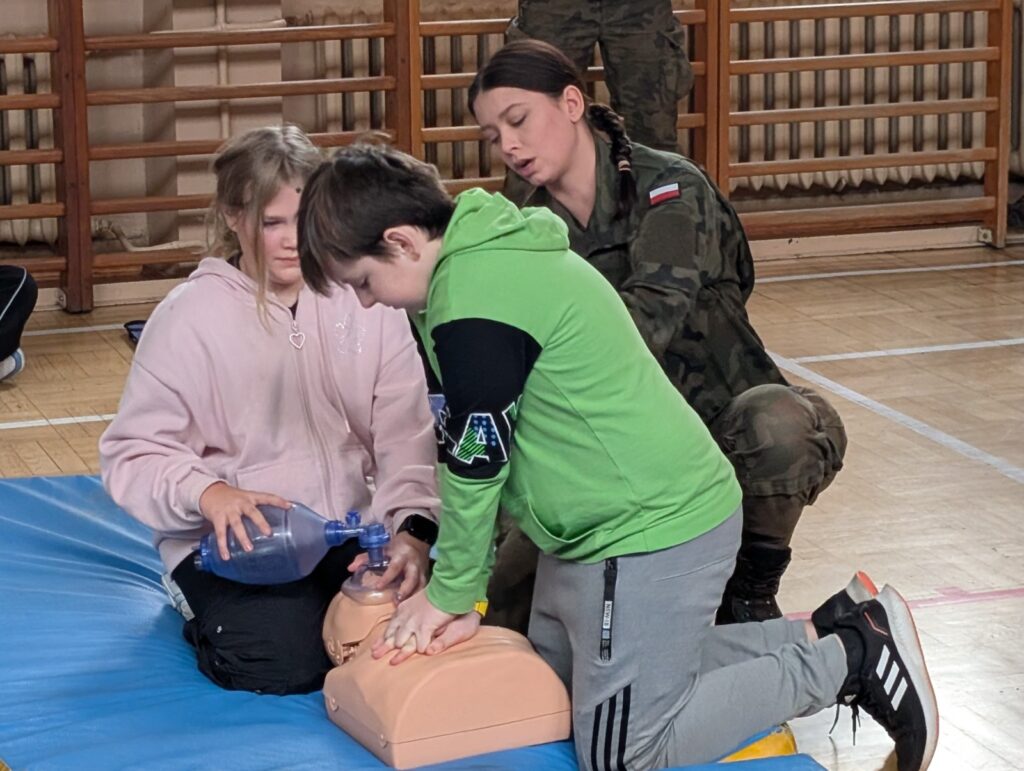 Dwoje uczniów reanimuje fantoma