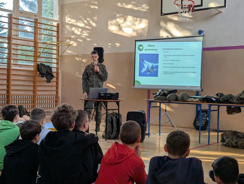 Żołnierz prezentuje alarm powietrzny