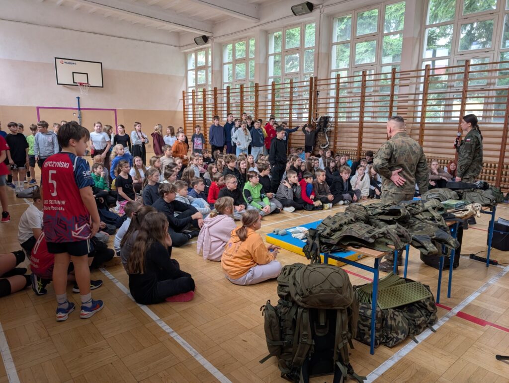 Młodzież uważnie słuch prezentacji o pierwszej pomocy